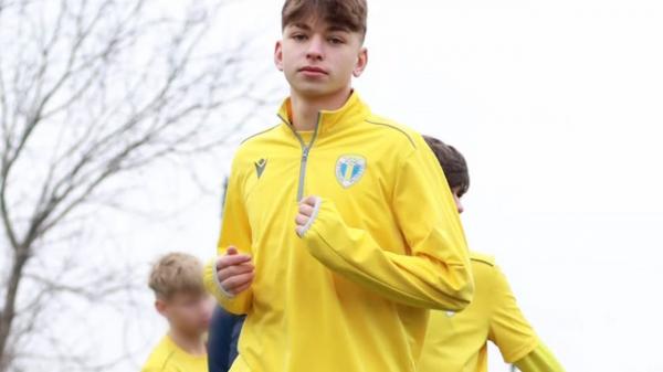 Ultimele imagini postate de fotbalistul Mario Cofaru, călcat de tren. Avea gluga pe cap şi căştile în urechi