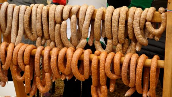 Bănăţenii se întrec la competiţia cârnaţilor: reţete transmise din generaţii şi mirodenii alese