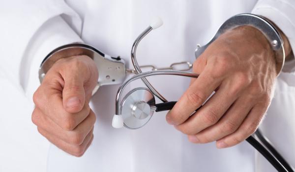 4 medici au fost arestaţi preventiv după ce au decontat de la CAS proceduri fictive