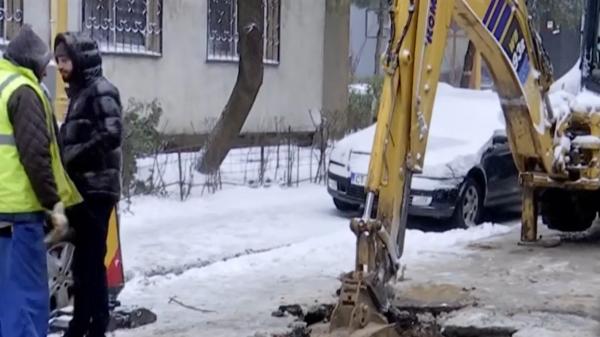 Crater de trei metri în asfalt, pe o stradă din Constanța, după îngheţ: "E foarte periculos şi pentru copii"