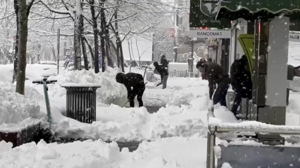 Zonele în care va ninge în weekend. În București, temperaturile scad la -3 grade