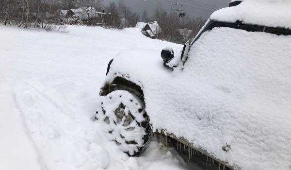 Misiune de salvare contra cronometru. O familie cu trei copii a rămas blocată în zăpadă pe munte