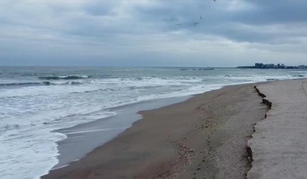 Ce se întâmplă cu plajele de pe litoralul românesc. Dune de jumătate de metru şi cratere imense