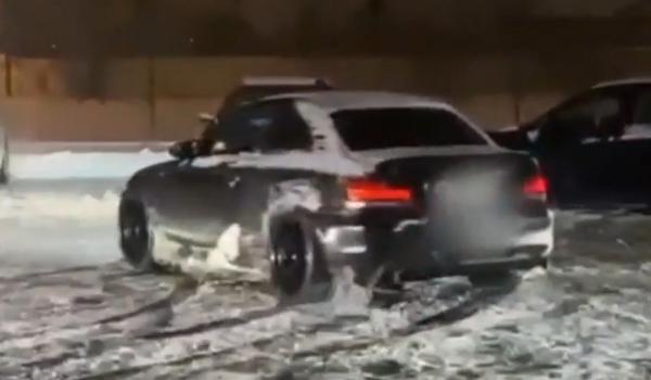 Drifturi pe zăpadă, taxate peste noapte în Bucureşti. 19 şoferi au rămas fără permis