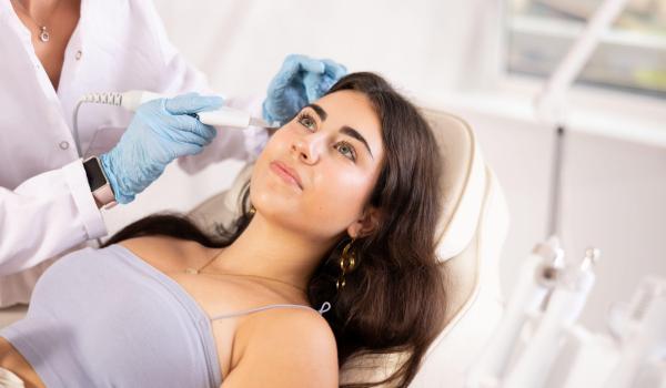 Intervenţii estetice: între modă şi presiune. Ce trebuie să ştii înainte de a face orice procedură