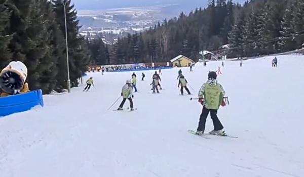 Staţiunea care a devenit destinaţia ideală pentru vacanţa de schi. Copiii au luat cu asalt pârtiile