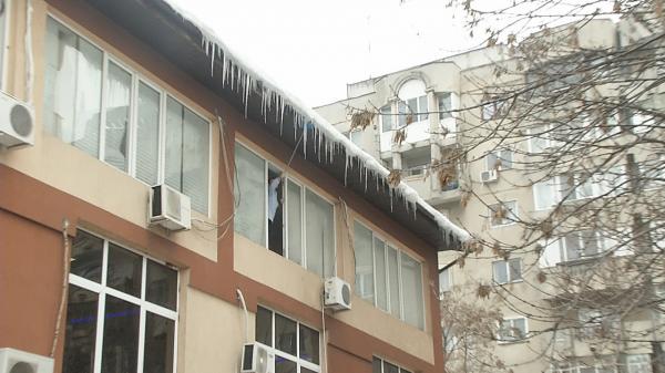 Bucureştenii, obligaţi să facă slalom printre bălţi şi să se ferească de ţurţuri. Ce amenzi s-au dat până acum