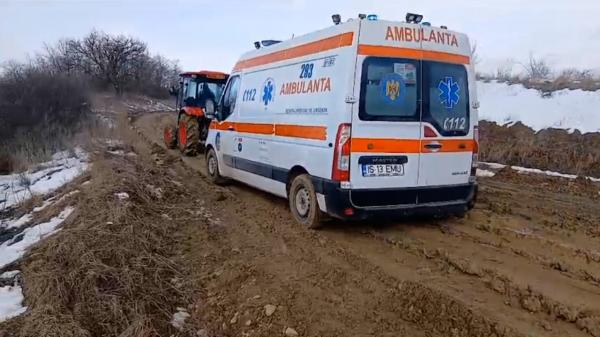 Ambulanţă rămasă blocată în noroi, pe singurul drum de acces din localitate. Pacientul a murit între timp