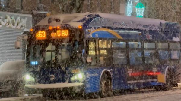 SUA, sub asediul iernii. Coasta de Est, îngropată sub un metru de zăpadă, mii de locuinţe au rămas în blackout