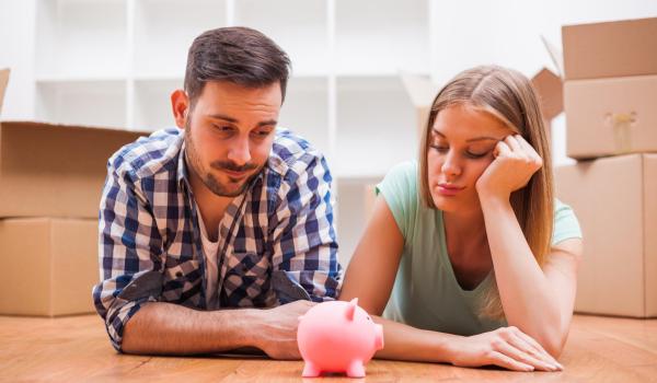 Studiu: Bărbaţii ascund mai des bani de partenere. Femeile sunt deranjate dacă partenerul câştigă mai puţin