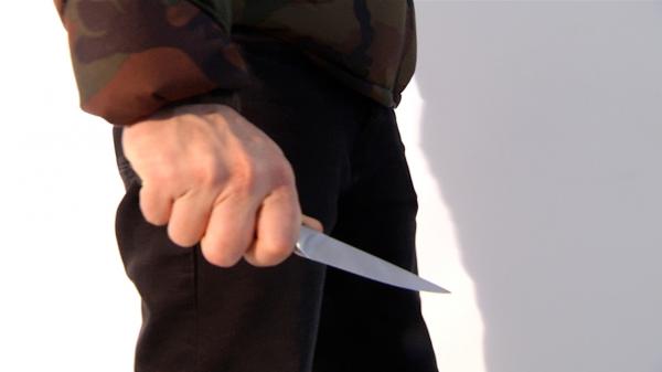 Orbit de gelozie, un bărbat din Bacău şi-a înjunghiat iubita și prietenul de pahar. Ambii au ajuns la spital