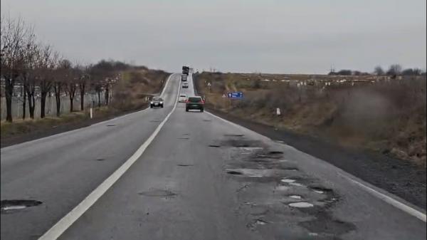 Gropi din metru în metru şi roţi distruse pe DN1. Drumarii aşteaptă să se facă 10 grade pentru a le repara
