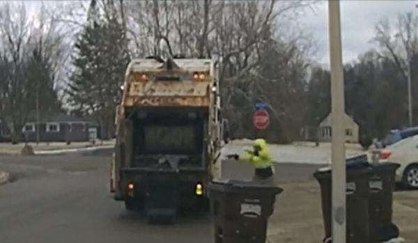 Momentul în care un fugar este prins după ce a fost găsit într-un tomberon de un gunoier