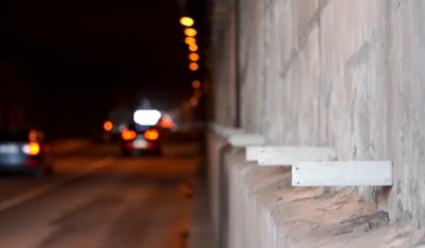 Pasajele din Bucureşti, în risc de colaps. Tânără, la un pas să fie lovită de o bucată de beton