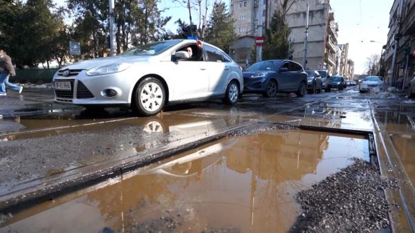 PMB, obligată să plătească 100.000 de euro unui bucureştean după un accident provocat de o groapă din asfalt