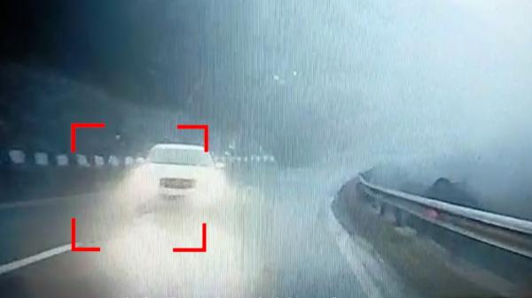 Momentul în care profesorul de matematică lovește mașina fostei iubite. Bărbatul a fost reținut