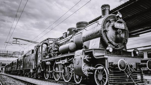 Statul încearcă să salveze cel mai vechi tren din ţară. Cine preia vagoanele regale