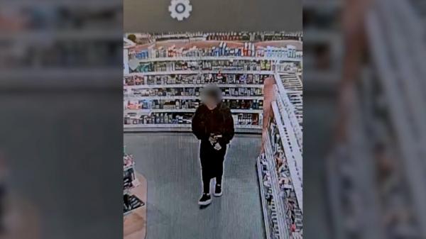 Patru minore din Buzău au comis jafuri în serie la supermarketuri. Una dintre ele a scos cuțitul la angajați