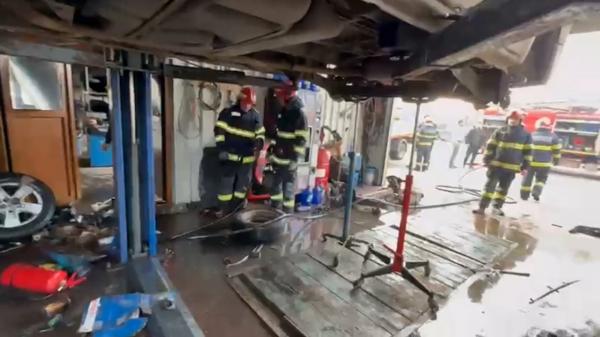Trei persoane au ajuns la spital după o explozie urmată de incendiu într-o vulcanizare din Galaţi