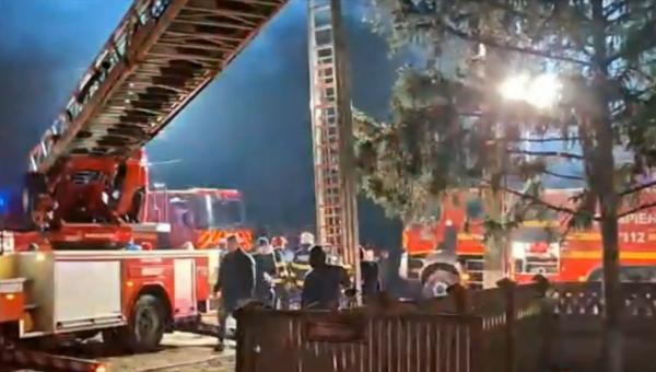 Incendiu puternic la turla unei biserici din Teleorman. Focul, atât de violent încât pompierii au cerut ajutor