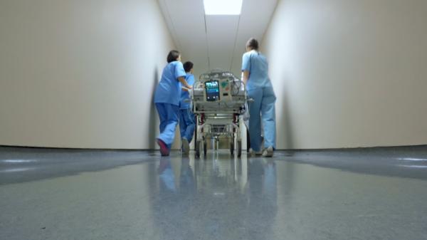 Fetiţă de un an și cinci luni din Bistrița, la un pas de moarte după ce s-a înecat cu o alună