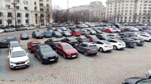 Primarul Capitalei vrea să elimine parcarea gratuită pentru maşinile electrice şi hibrid