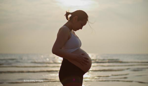 Românii fac tot mai puţini copii. De ce amână tinerii momentul şi ce riscuri apar după 35 de ani