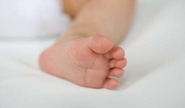 Creştere alarmantă a numărului de mame minore în România. Ce soluţii are statul român