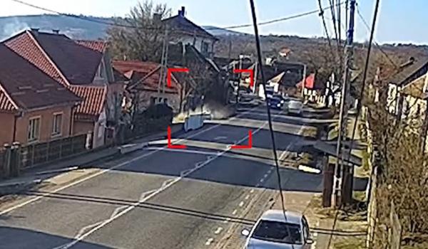 Momentul în care o maşină intră într-un cap de pod apoi ajunge în şanţ, la Bistriţa. O femeie, încarcerată