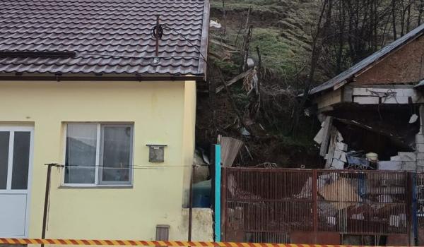 Zeci de persoane evacuate după o alunecare de teren în Slatina. 7 locuințe afectate