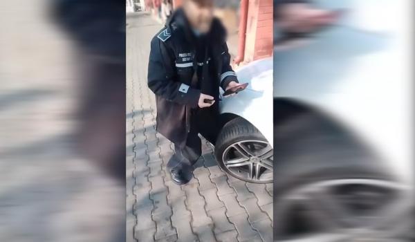 Momentul în care o femeie lovește cu mașina un polițist, după un conflict