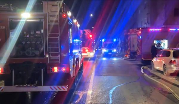 Zeci de locatari dintr-un bloc din Sibiu, evacuați după un incendiu. Un bărbat de 90 de ani a ajuns la spital