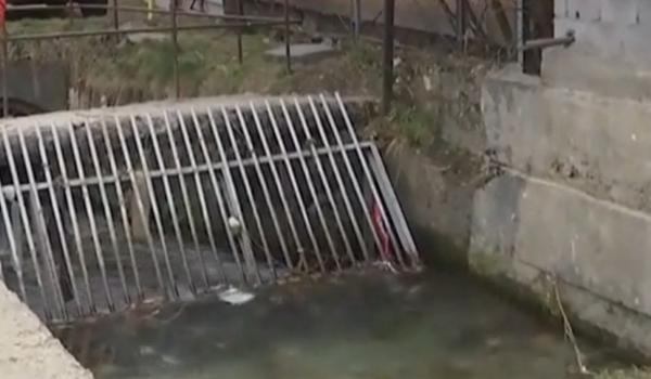 Bărbat arestat după ce şi-a omorât fratele şi l-a aruncat în râu. L-a cărat cu un căruț pentru butelii