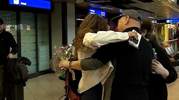 Momentul în care elevii blocaţi în Dubai s-au revăzut cu părinţii, la întoarcerea pe Otopeni