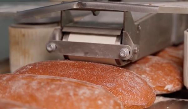 Loturi de pâine retrase de pe piaţă de liderul fabricilor de pâine din România. Ar putea conţine plastic