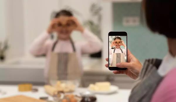 Ce este "sharentingul" și de ce poate afecta relația dintre părinți și copii. Explicaţia psihologilor