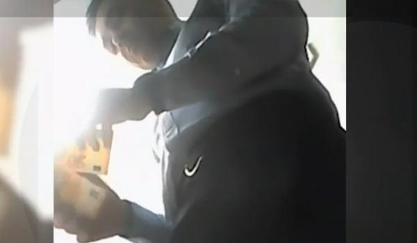 Momentul în care fostul şef al Vămii din Portul Constanţa ia mită, filmat pas cu pas. 15.000 € într-o lună