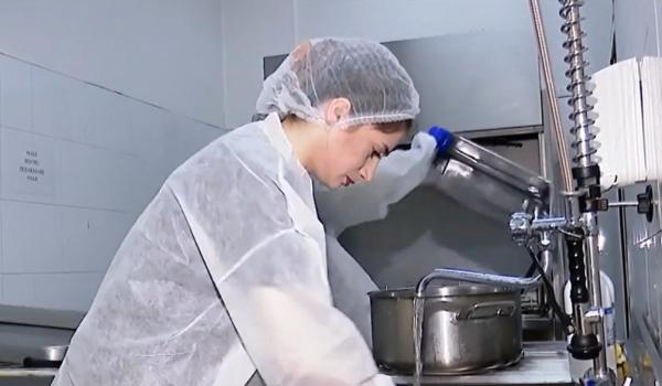 Cât câștigă studenții care lucrează în cantina universității. "Bursa" îi ajută să-şi acopere câteva cheltuieli