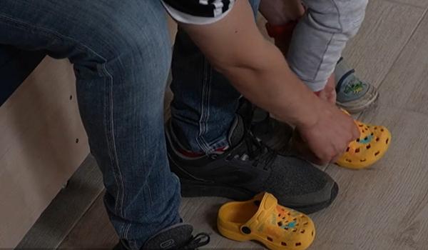 Elev de clasa a IV-a din Cluj, bătut de iubitul mamei cu o curea. Copilul a implorat să nu mai fie adus acasă