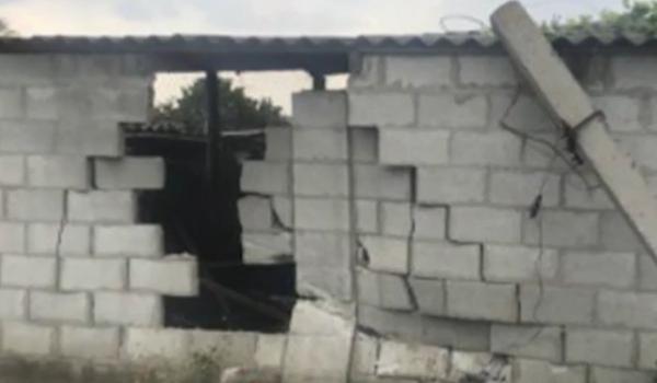 Fetiță de 6 ani, rănită după ce mașina părinților a lovit un gard care s-a prăbușit peste ea, în Vrancea