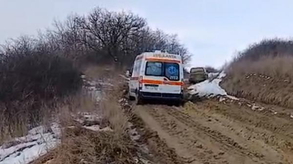 Tragedii identice într-o comună din Iași: Ambulanța chemată a rămas blocată pe același drum