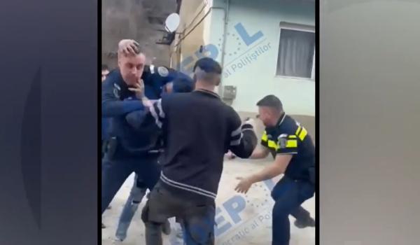 Momentul în care doi polițiști sunt atacați în timpul unei intervenții în Caraș-Severin