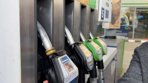 Economiştii explică de ce s-au scumpit carburanţii, deşi marfa este din stocuri