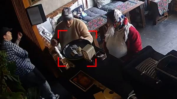 Două femei şi-au comandat fast food cu o bancotă de 500 de lei falsă. Vânzătorul s-a prins de escrocherie