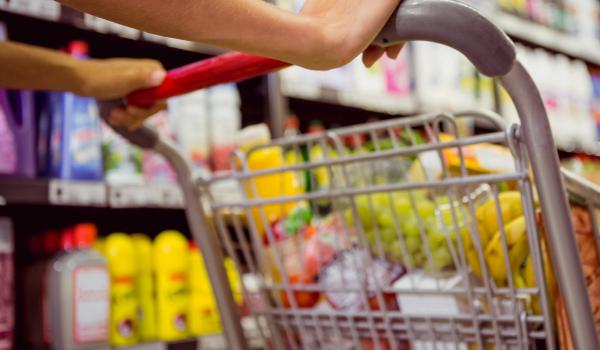 Consumul s-a prăbuşit, iar România alunecă spre recesiune. "Carne mănânc o dată pe lună"