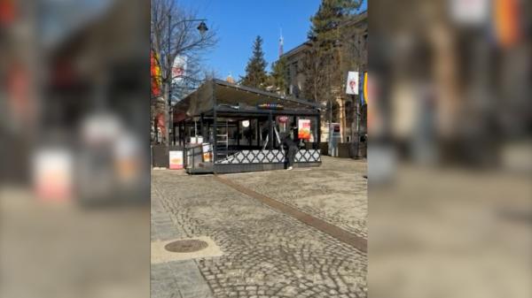 Orașul care vrea să redea farmecul de odinioară și demolează terasele din centrul pietonal