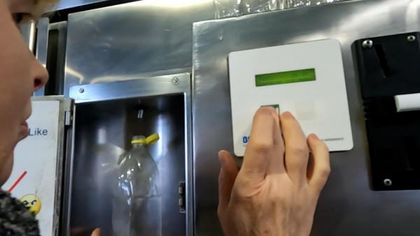 Oamenii preferă laptele pasteurizat din comerţ. Tot mai multe automate cu lapte proaspăt dispar din Capitală