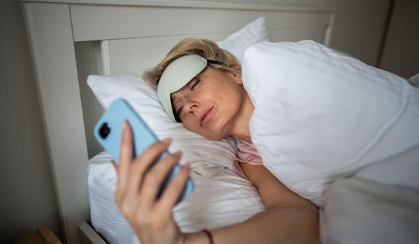 Efectele filmuleţelor scurte din social media asupra creierului. Pericolele pe care nu le bănuim