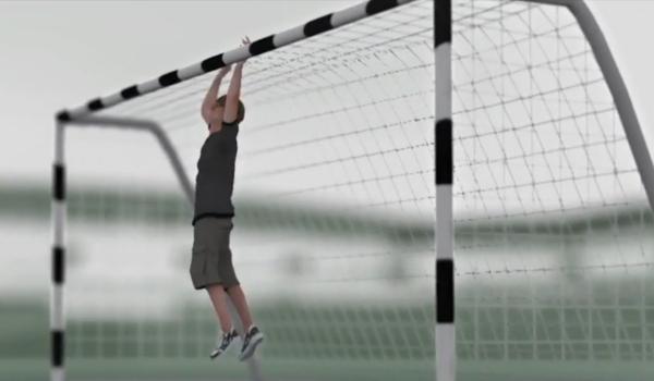 ANIMAŢIE. Cum a ajuns un copil de 13 ani în stare gravă după ce poarta de fotbal a căzut peste el