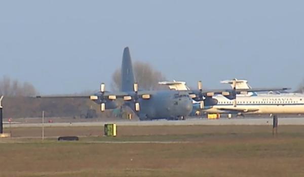 Primele echipamente militare americane au ajuns în România. Trei avioane au aterizat la Bucureşti